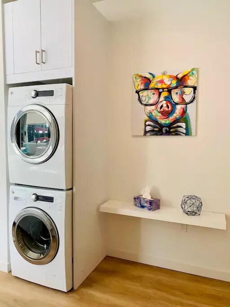 Prime Roosevelt Contemporary Studio - Laundry