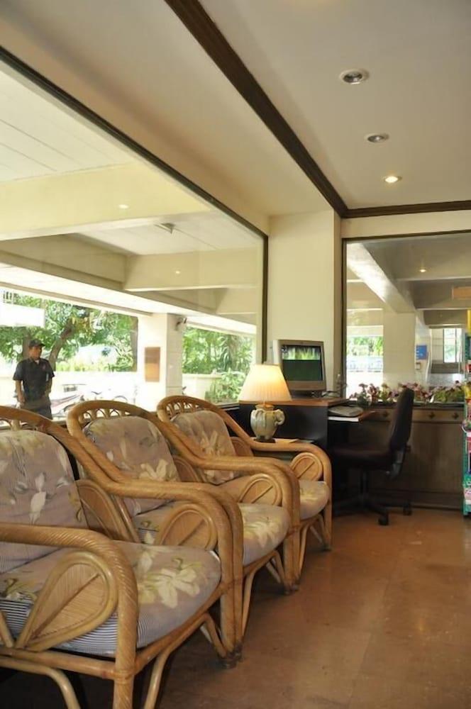 Phawana Sweet Hotel - Lobby Sitting Area