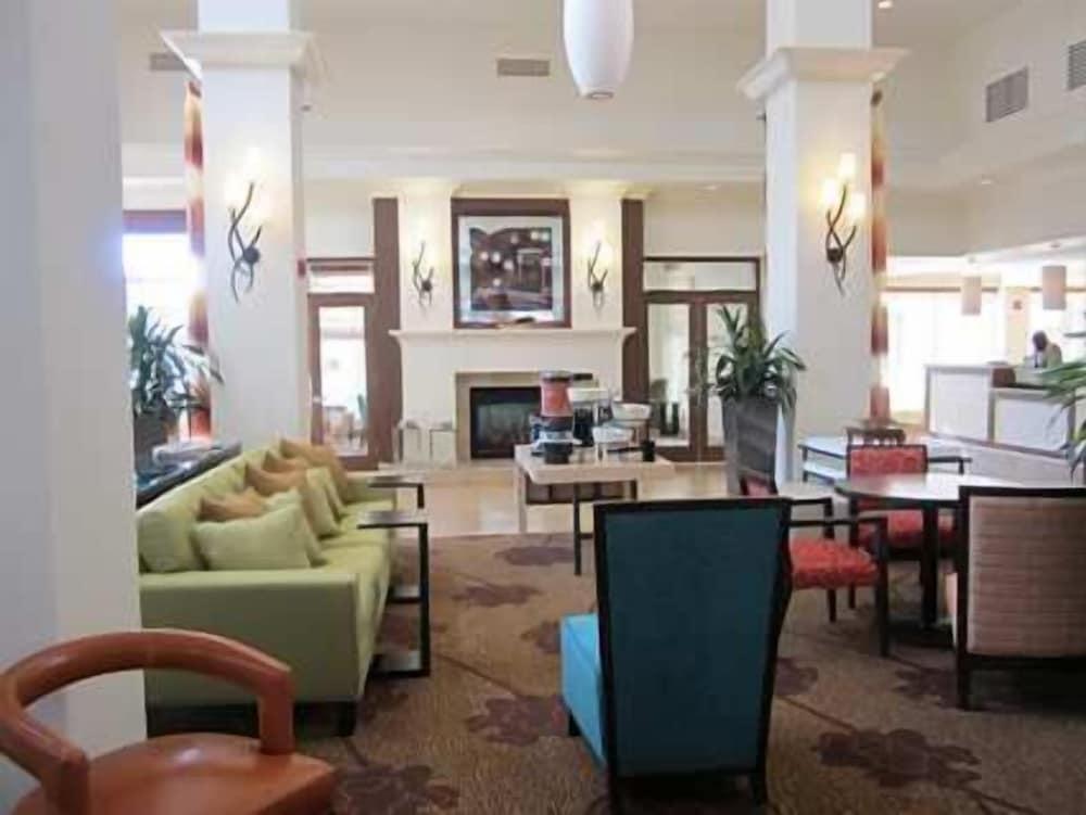 Hilton Garden Inn Mt. Laurel - Lobby Sitting Area