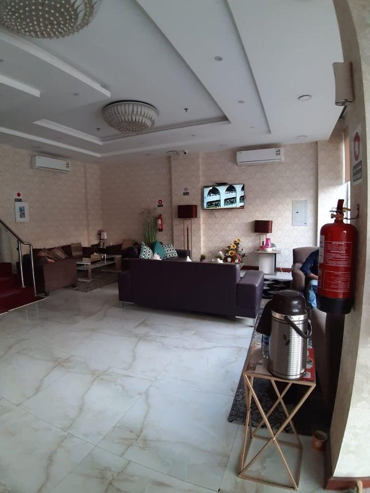 OYO 482 Sewan Hotel Apparments - Lobby
