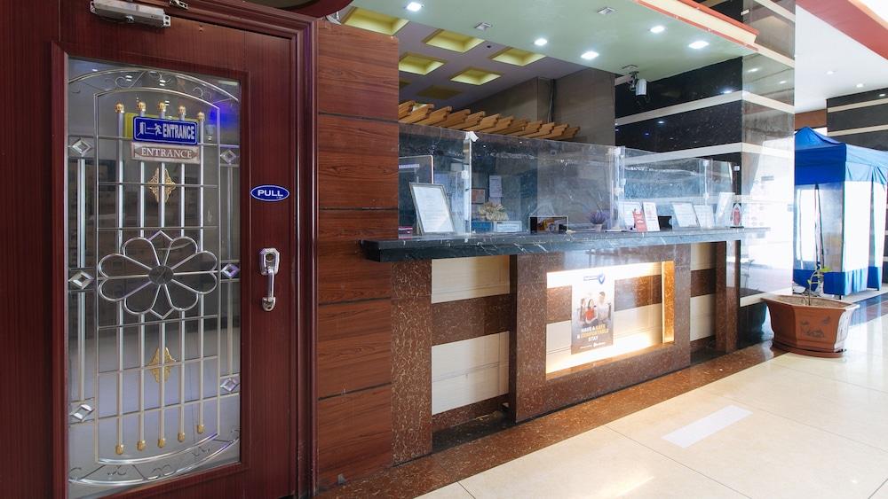RedDoorz @ Winter Hotel Araneta - Lobby