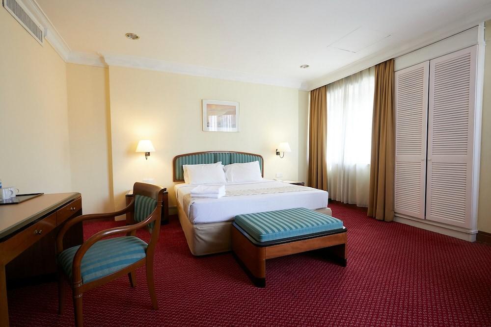 Grand Pacific Hotel - Room
