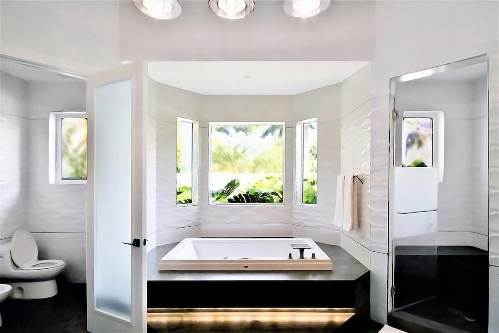 Bel Air Luxury Mansion - Bathroom