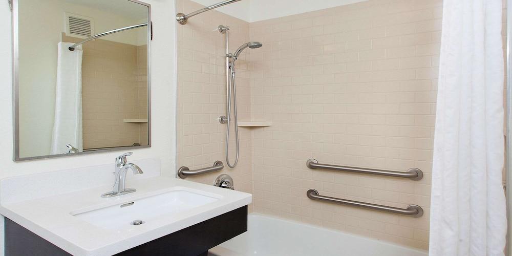MainStay Suites Wichita Northeast - Bathroom