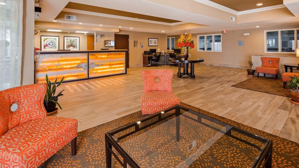 Best Western Plus Airport Inn & Suites - Lobby