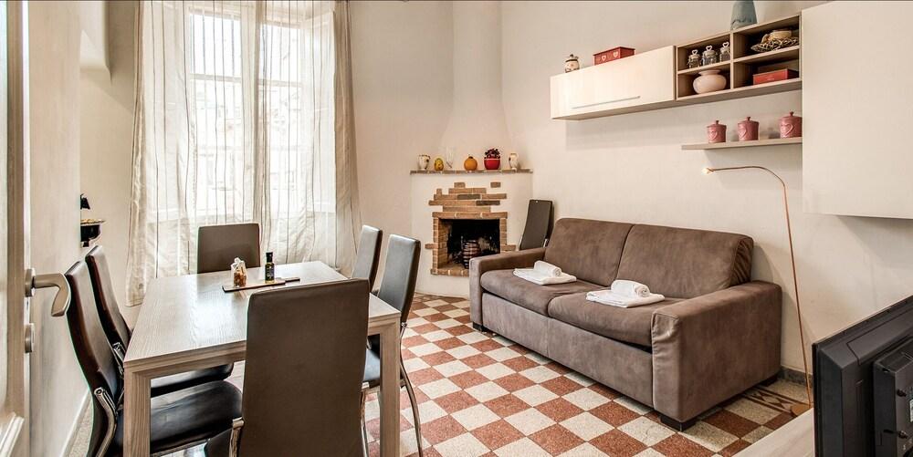 Colonna Suite Luxury - Termini Station Big Apartment - Featured Image