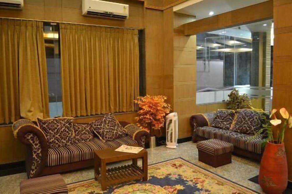 Hotel Tamizh Park - Lobby Sitting Area