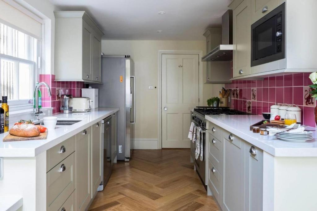 Grand & Gorgeous, 5BR Family Home in Leafy SW London - Other