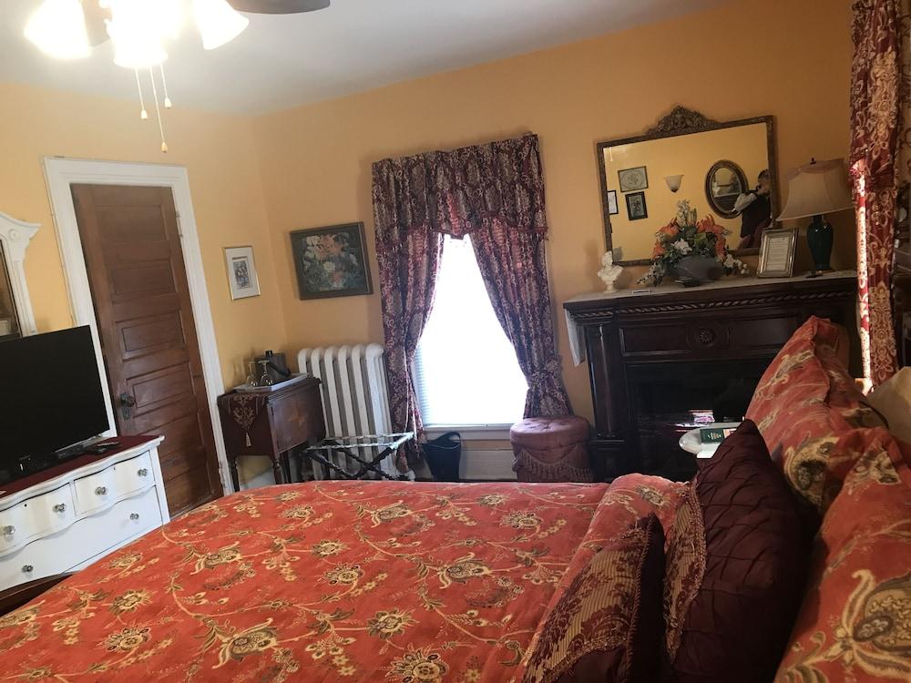 A Moment in Time Bed & Breakfast - Room