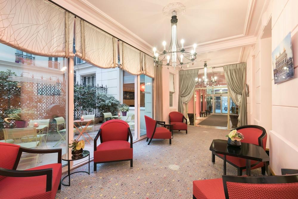 Hotel Le Cardinal - Lobby Sitting Area
