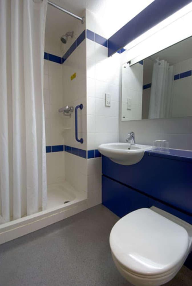 Travelodge Aberdeen Bucksburn - Bathroom