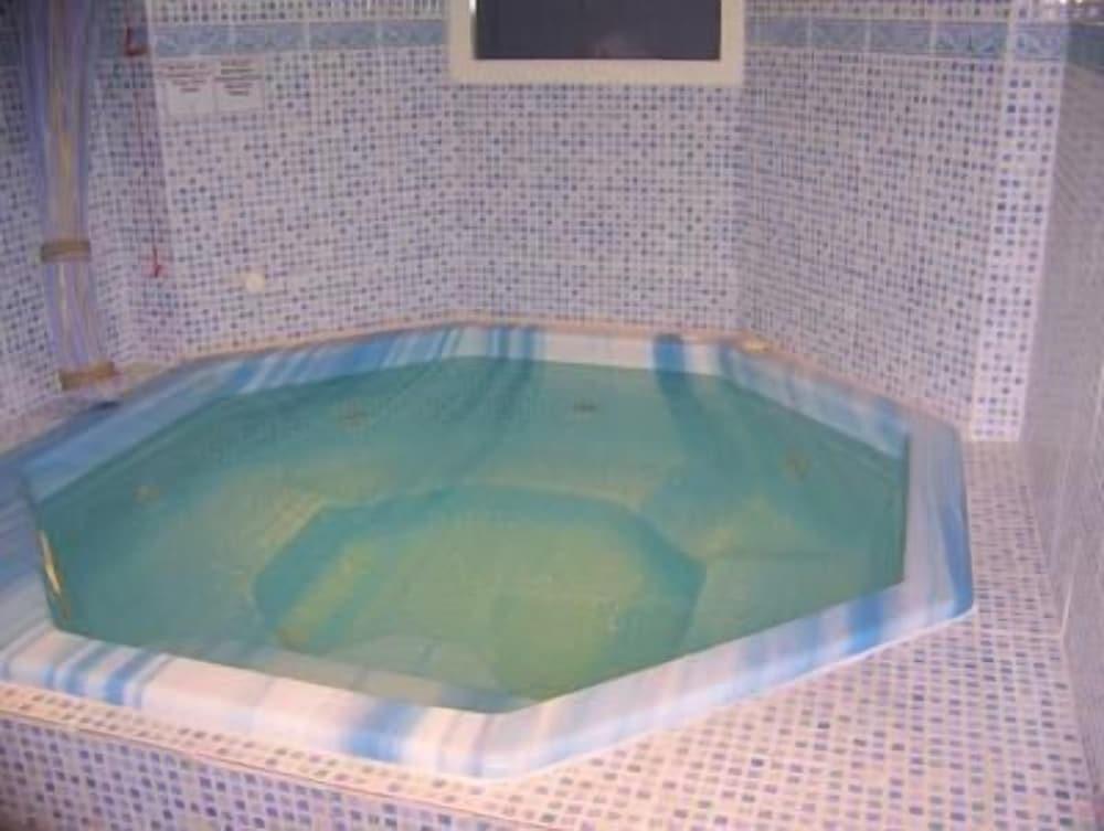 Eversley Hotel - Indoor Pool
