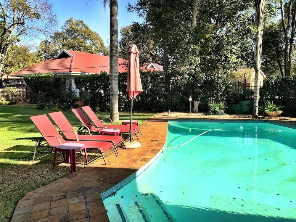 MacGregors Guest House - Outdoor Pool