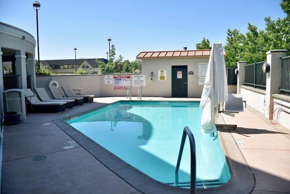 Holiday Inn Express® Windsor Sonoma Wine Country, an IHG Hotel - Outdoor Pool