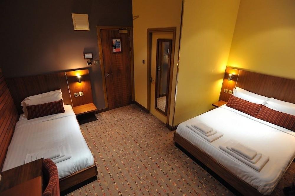 The Commercial Hotel - Room