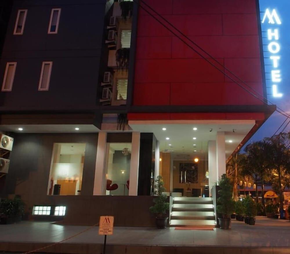 M Hotel Jakarta - Exterior