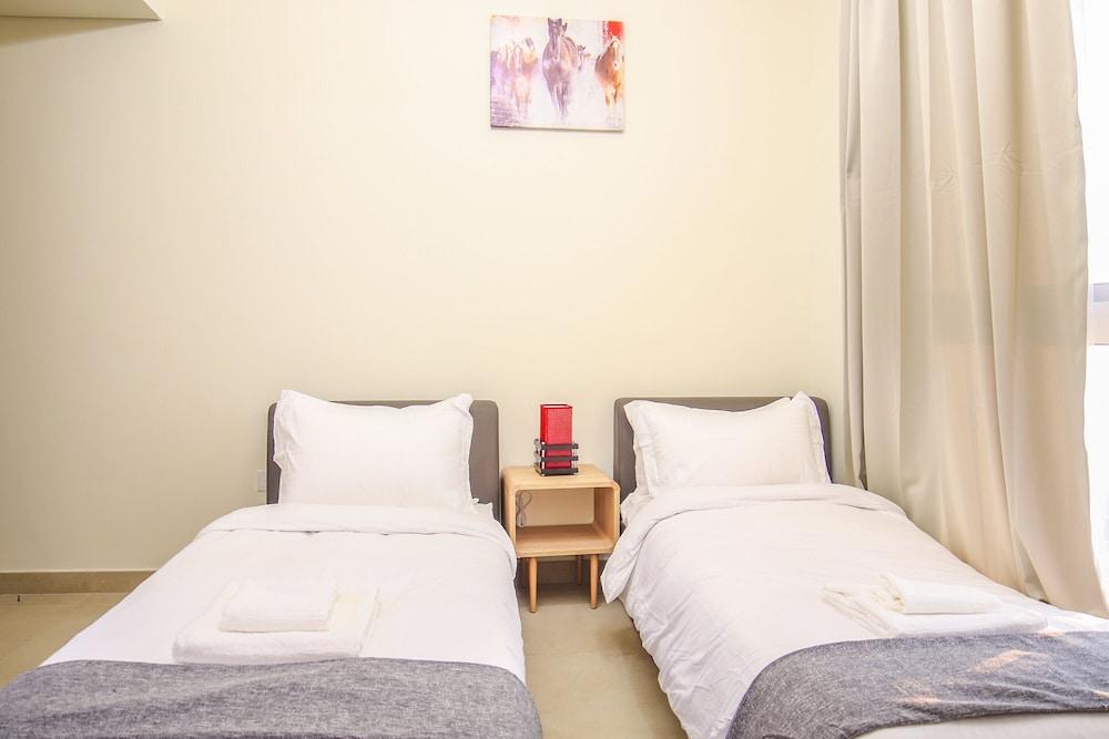 2 Bedroom Apartment- Azizi Plaza - Room