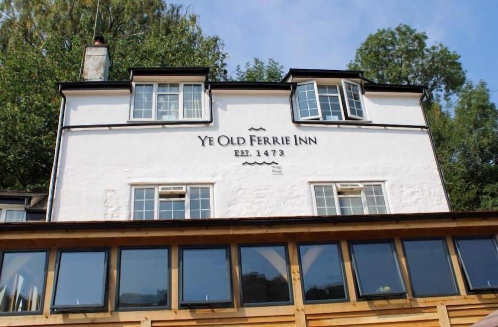 Ye Old Ferrie Inn - Exterior