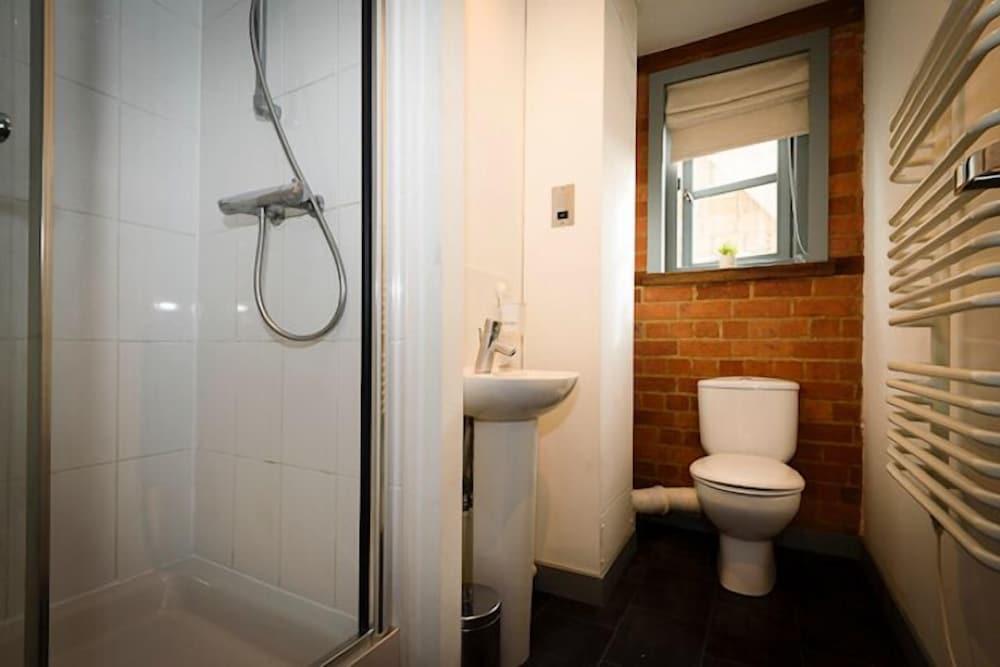 Karah Suites - Gloucester Docks - Bathroom