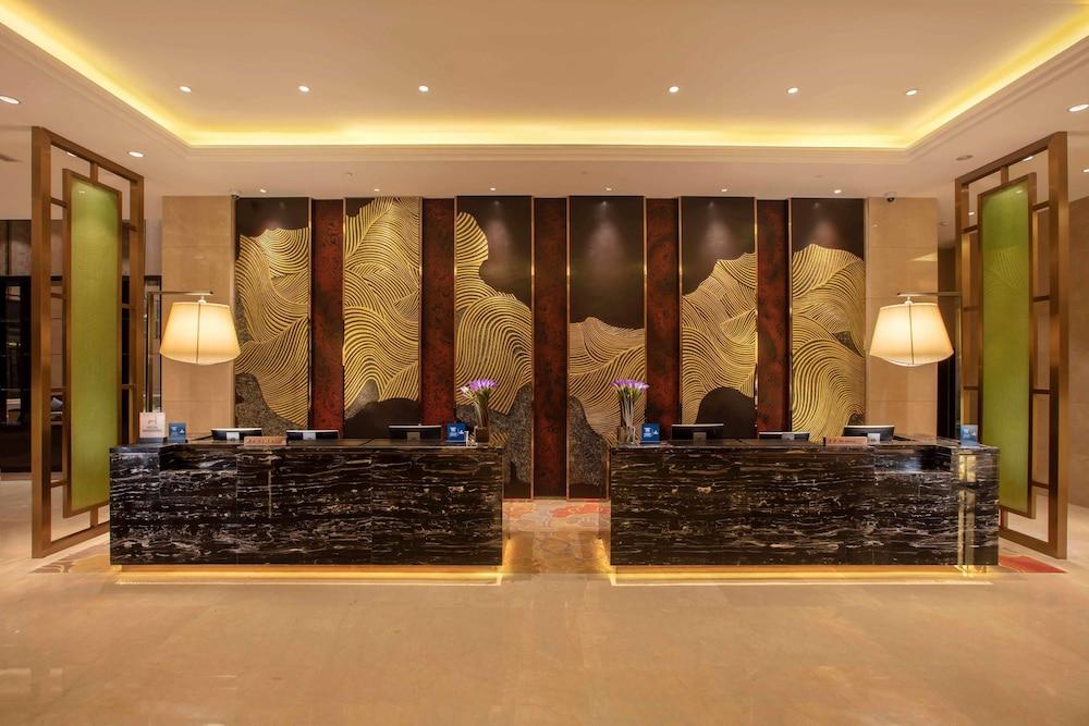 Hilton Wuhan Riverside - Lobby