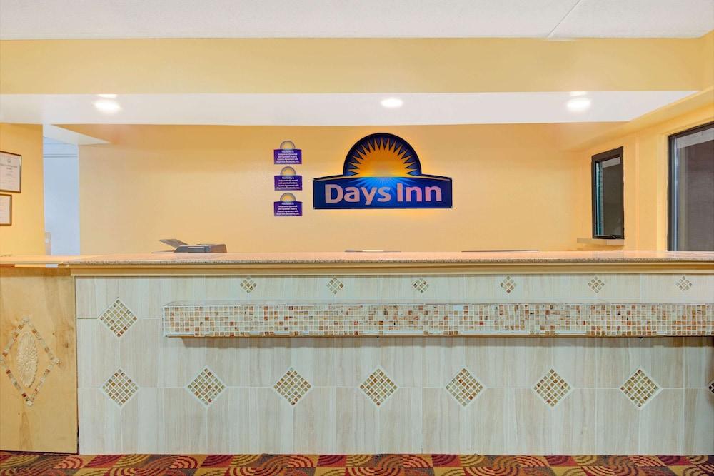Days Inn by Wyndham Independence - Lobby