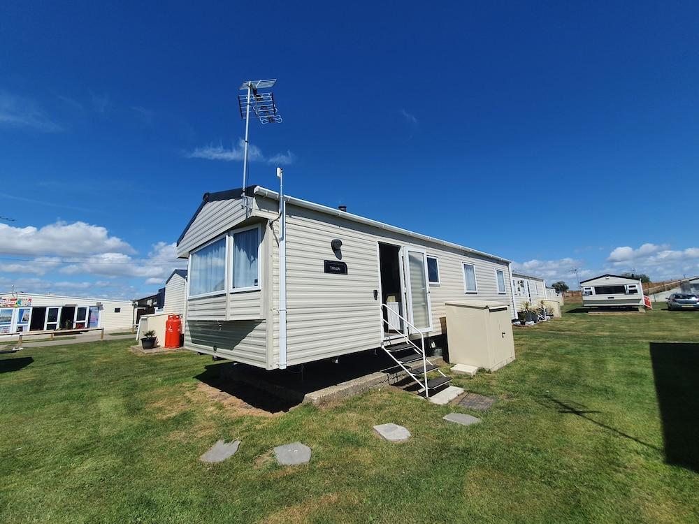 Remarkable 5-bed Cabin in Clacton-on-sea - Featured Image