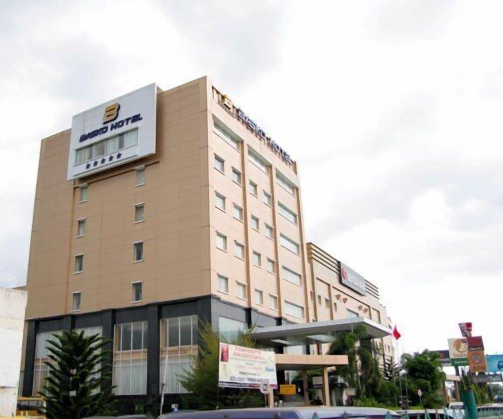 Premier Basko Hotel Padang - Featured Image