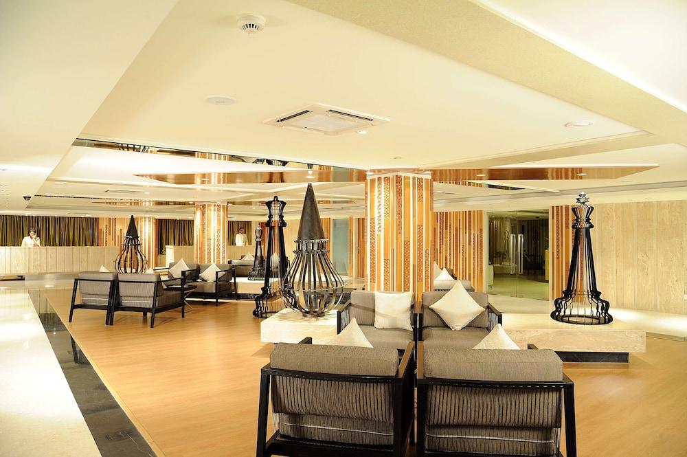 Davanam Sarovar Portico Suites Bengaluru - Lobby