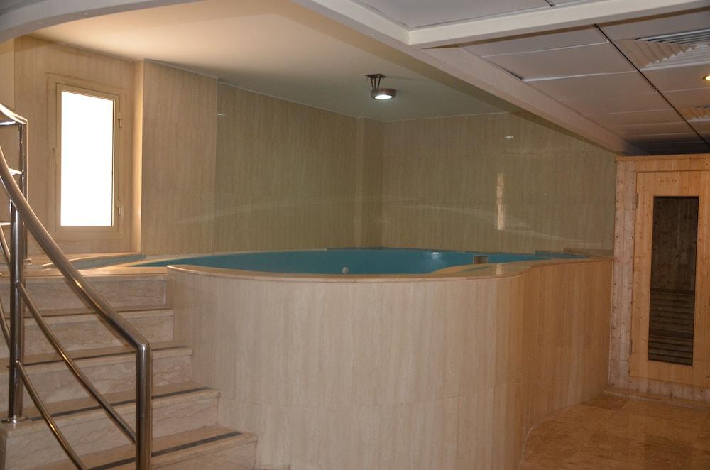 Crown Tower Hotel - Indoor Pool