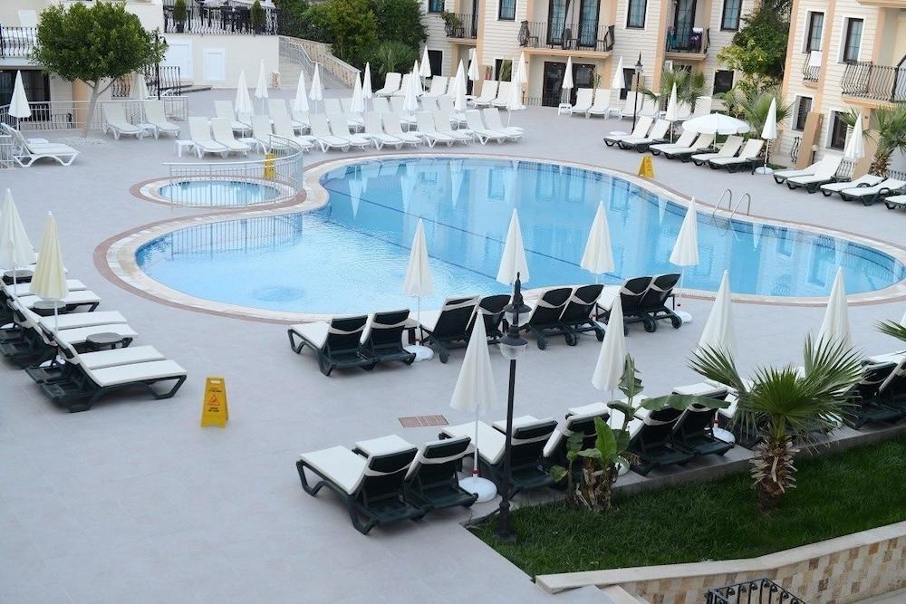 Marcan Beach Hotel - Bed And Breakfast - Outdoor Pool