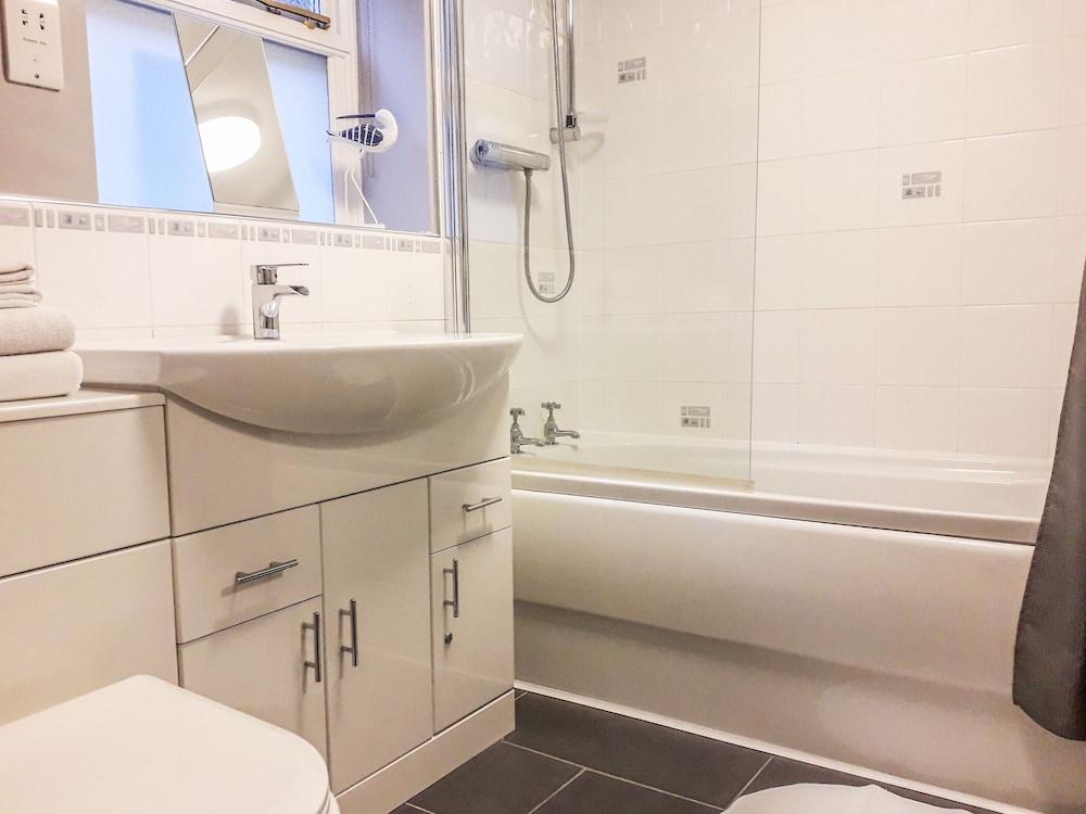 Kirkby House - Bathroom