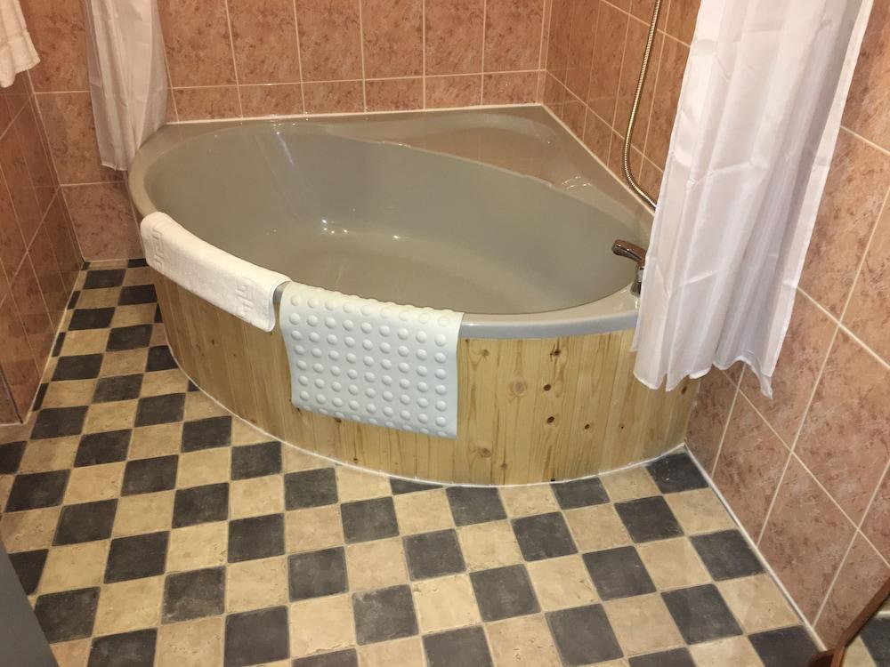 Roag House Bed & Breakfast - Bathroom