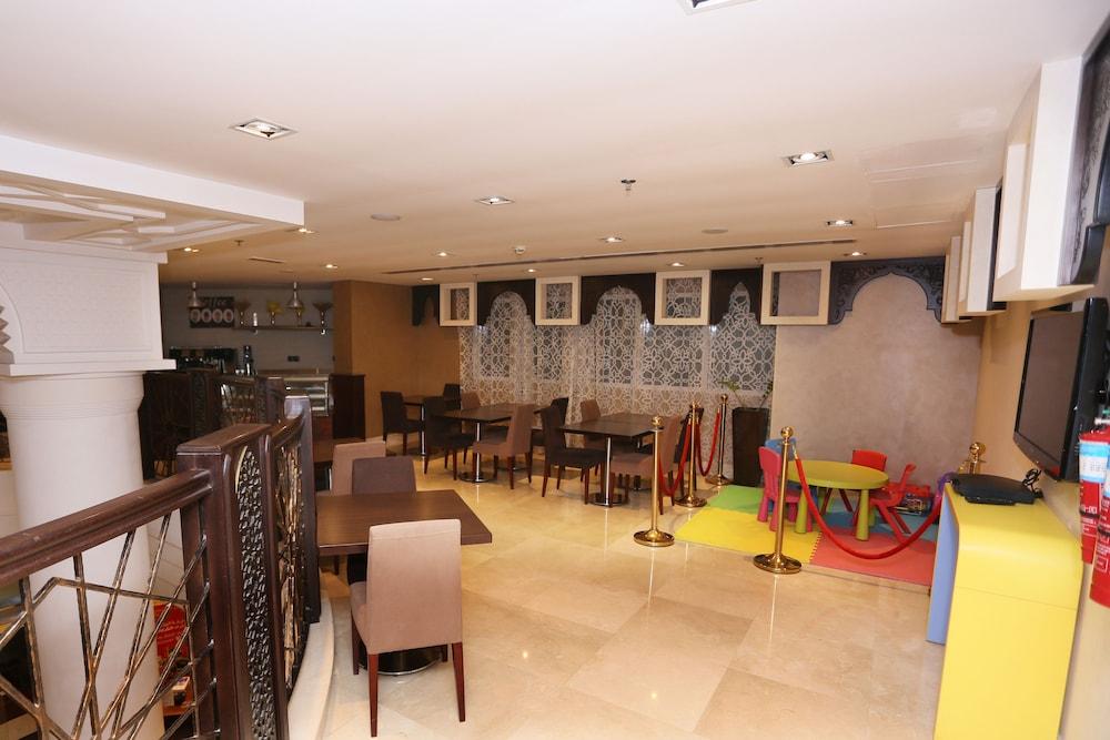 AlHamra Hotel - Lobby Sitting Area