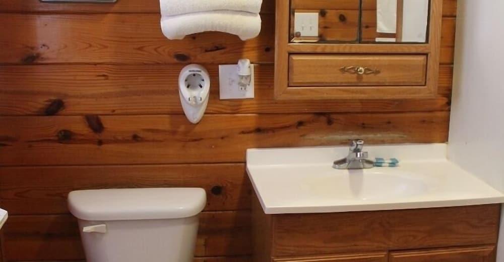 Aurora's Kentucky Lake Cottages - Bathroom