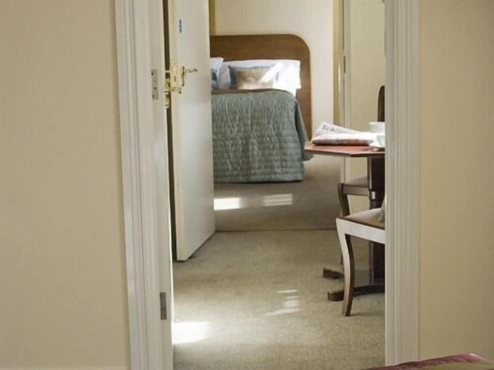 Charlemont Arms Hotel - Room