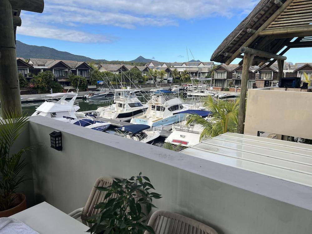 Immaculate Two Beds Luxury Marina Apartment - Property Grounds