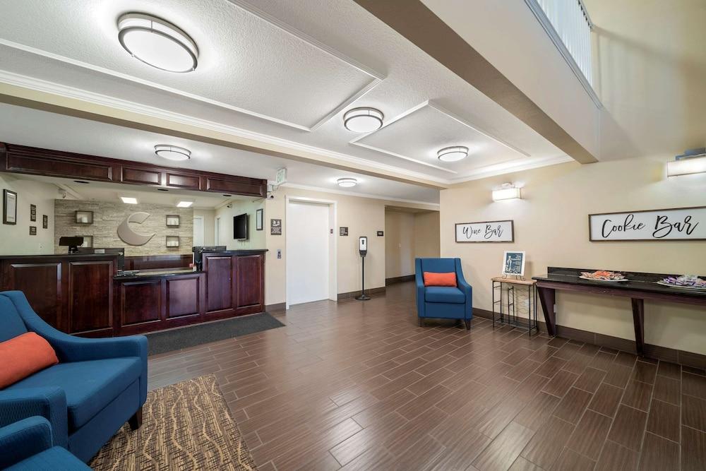 Comfort Suites Red Bluff near I-5 - Lobby