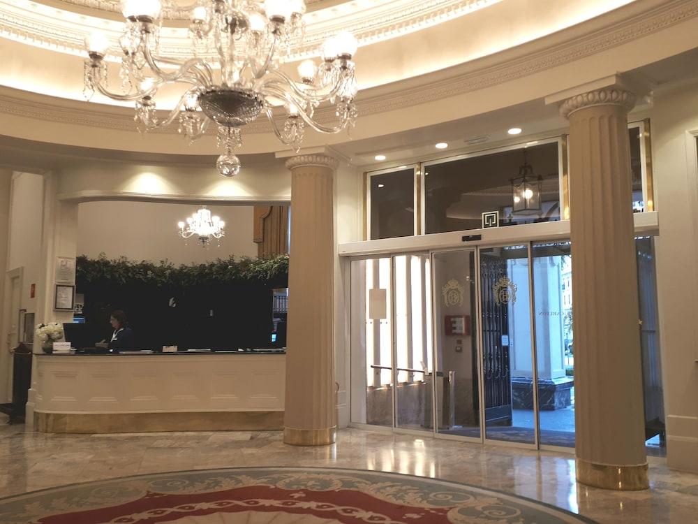 Hotel Carlton - Interior Entrance