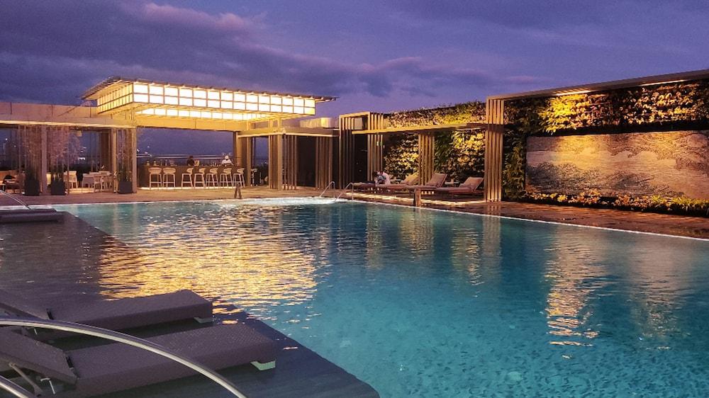 Hotel Okura Manila - Rooftop Pool
