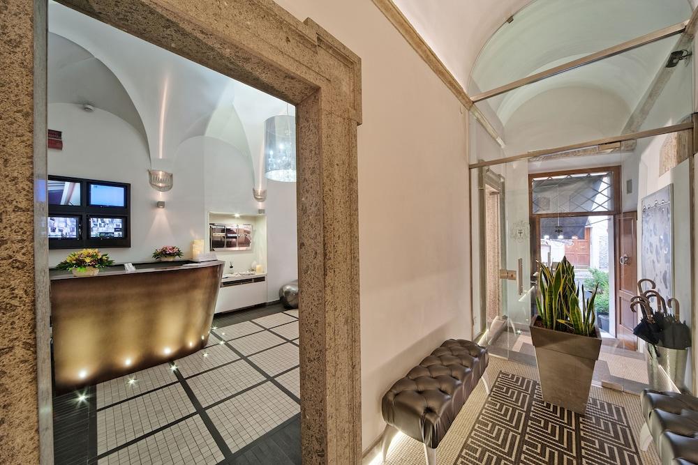 Navona Palace Luxury Inn - Interior Entrance