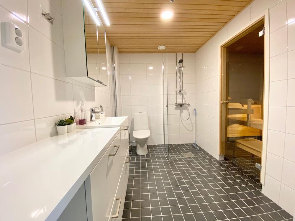 سيتي هوم فينلاند بانوراما سويت - Bathroom