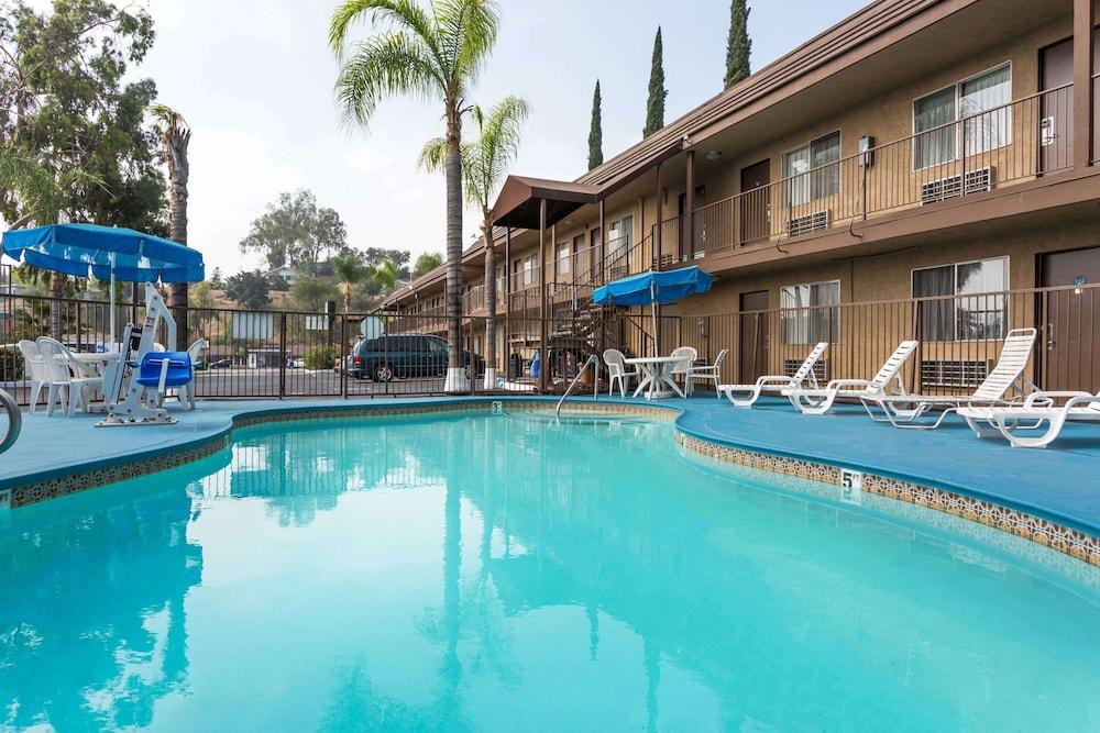 Days Inn by Wyndham San Bernardino - Pool