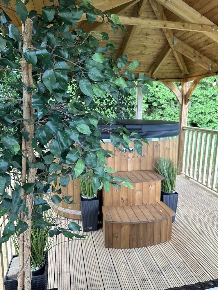 Southwell Retreat Glamping Pods - Outdoor Spa Tub