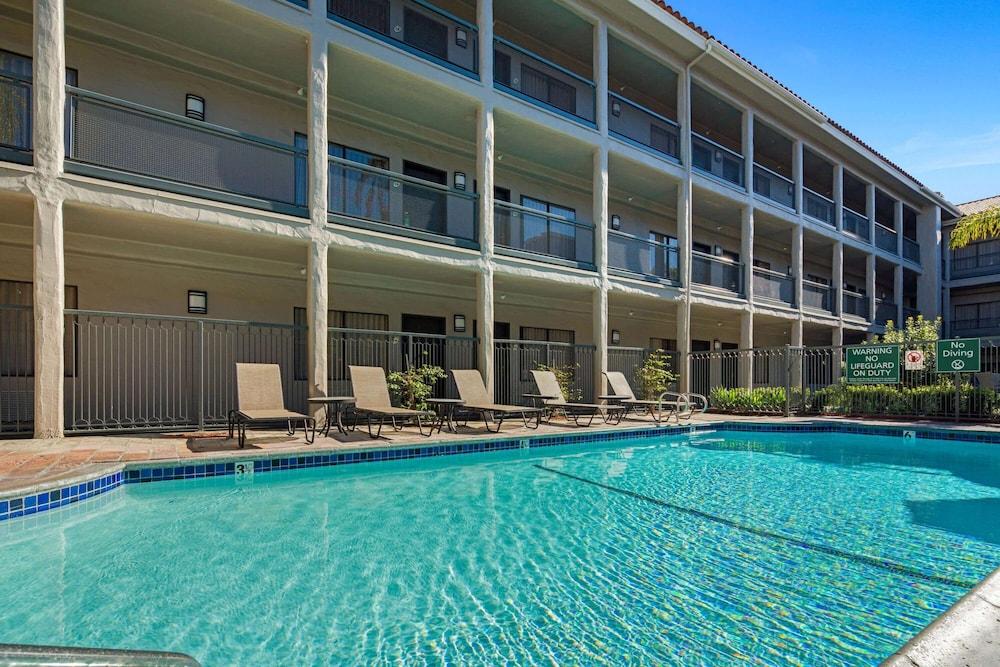 La Quinta Inn & Suites by Wyndham Orange County Airport - Pool