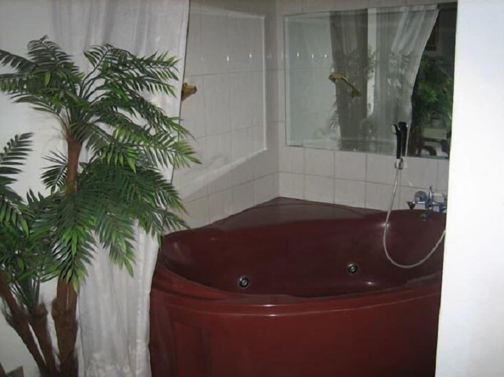 Grant Furnished Apts - Bathroom