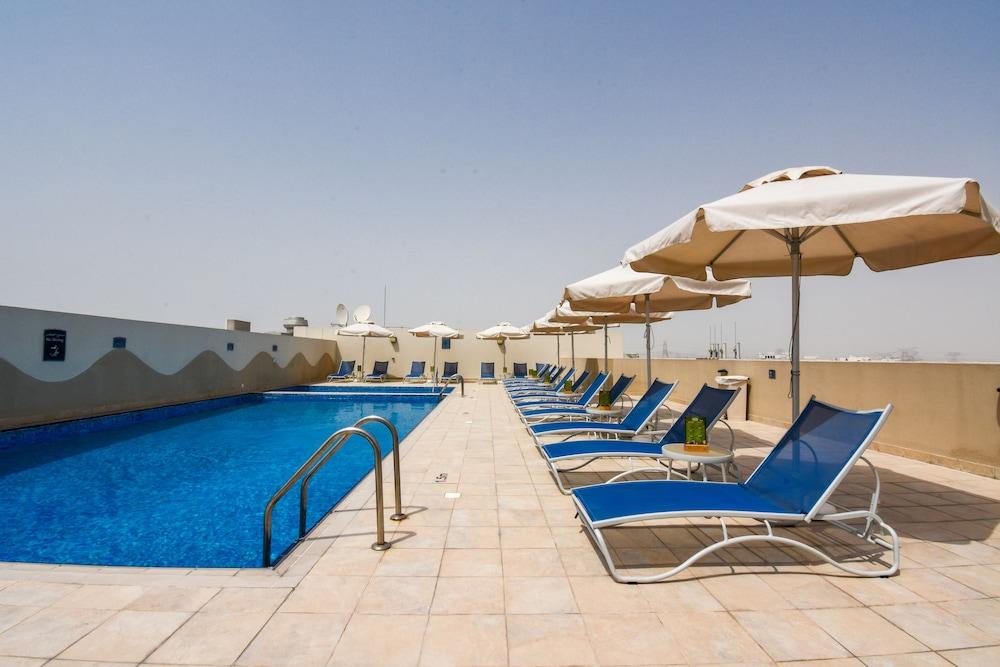 بريمير إن مجمع دبي للاستثمار - Rooftop Pool