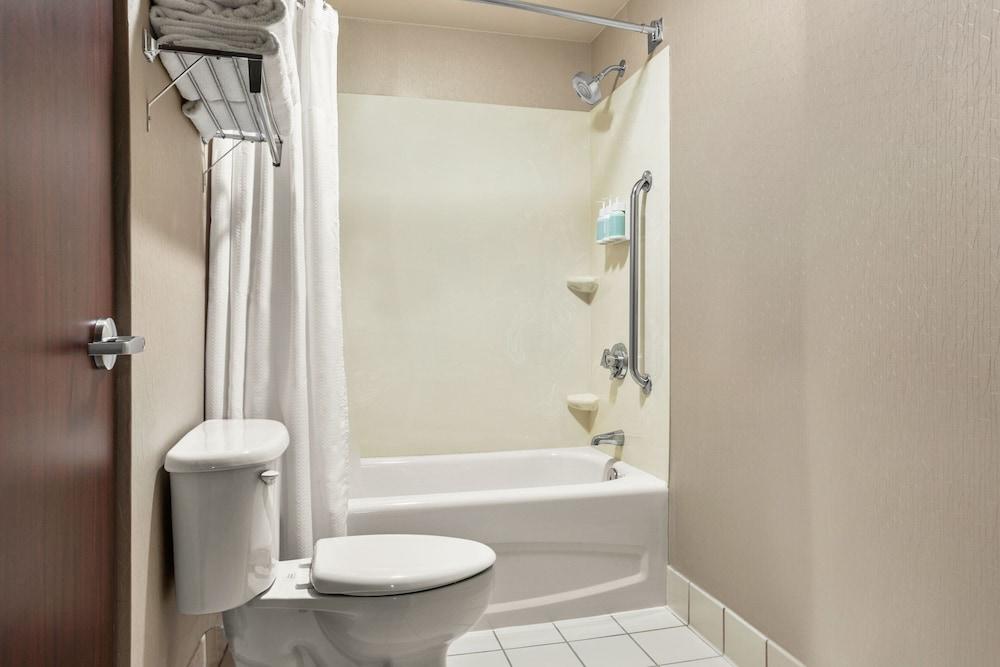 SpringHill Suites by Marriott Boston/Andover - Bathroom