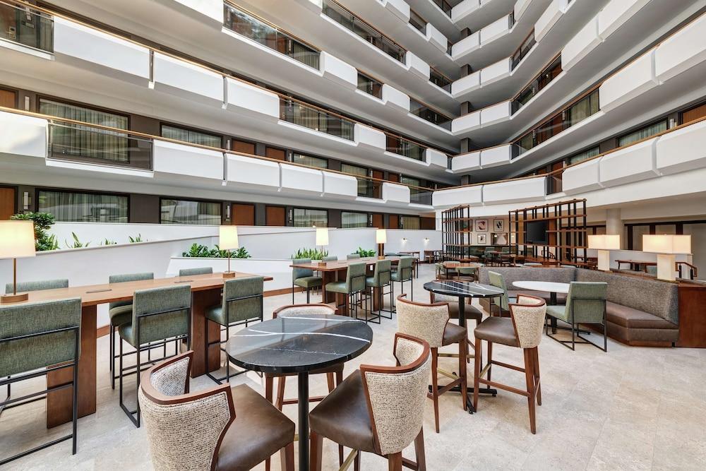 Embassy Suites by Hilton Tysons Corner - Lobby