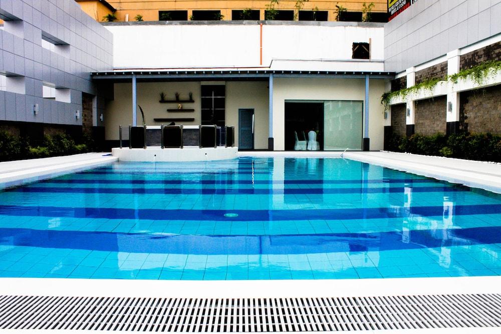 Manila Grand Opera Hotel - Outdoor Pool