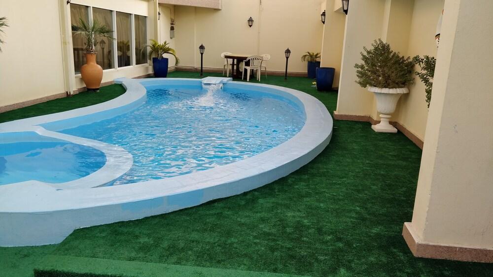جراند قطر بالاس - Outdoor Pool